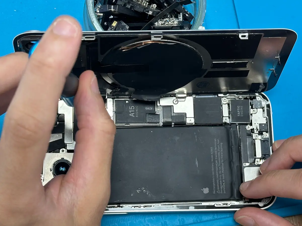 iPhone ouvert en cours de reconditionnement