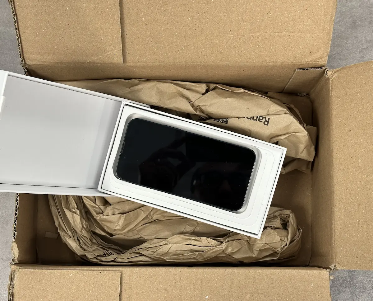smartphone dans un colis