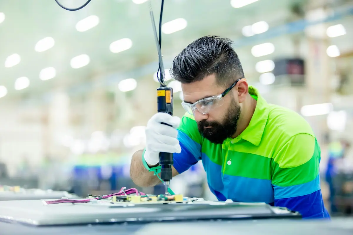 homme dans un entrepôt industriel avec lunettes de protection