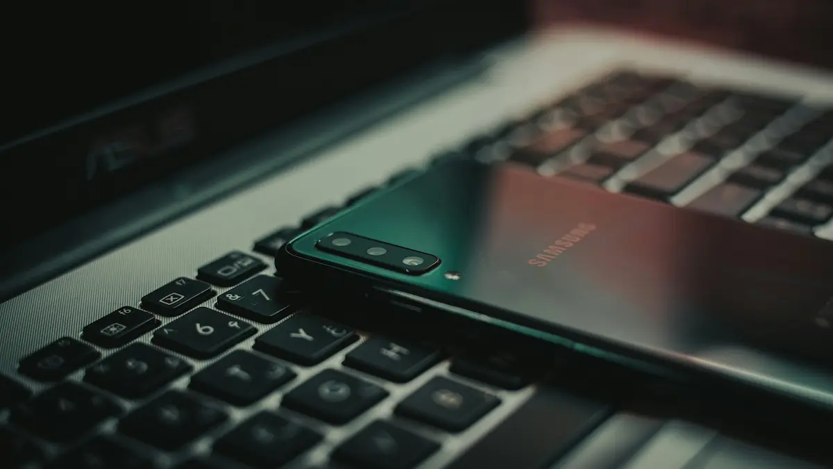 Smartphone Samsung sur un Macbook Pro