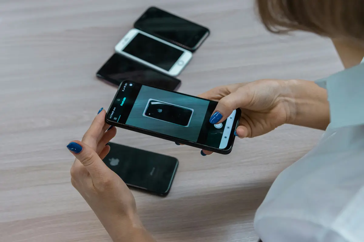 Une femme tenant un smartphone dans ses mains