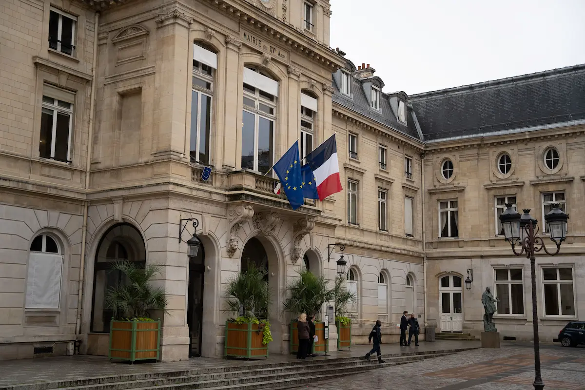 bâtiment administratif français avec drapeaux français et européen